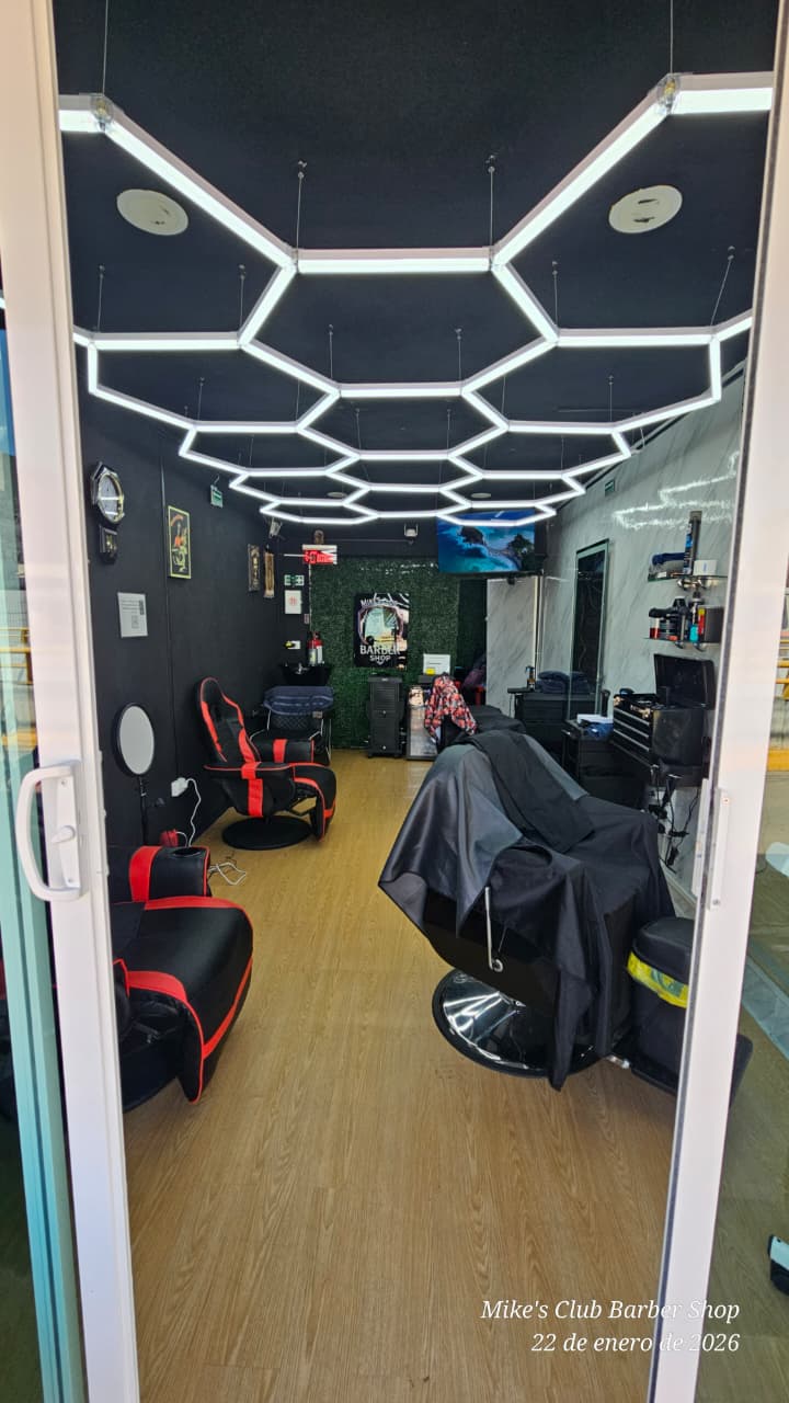 Interior Mike's Club - Vista completa con luces hexagonales