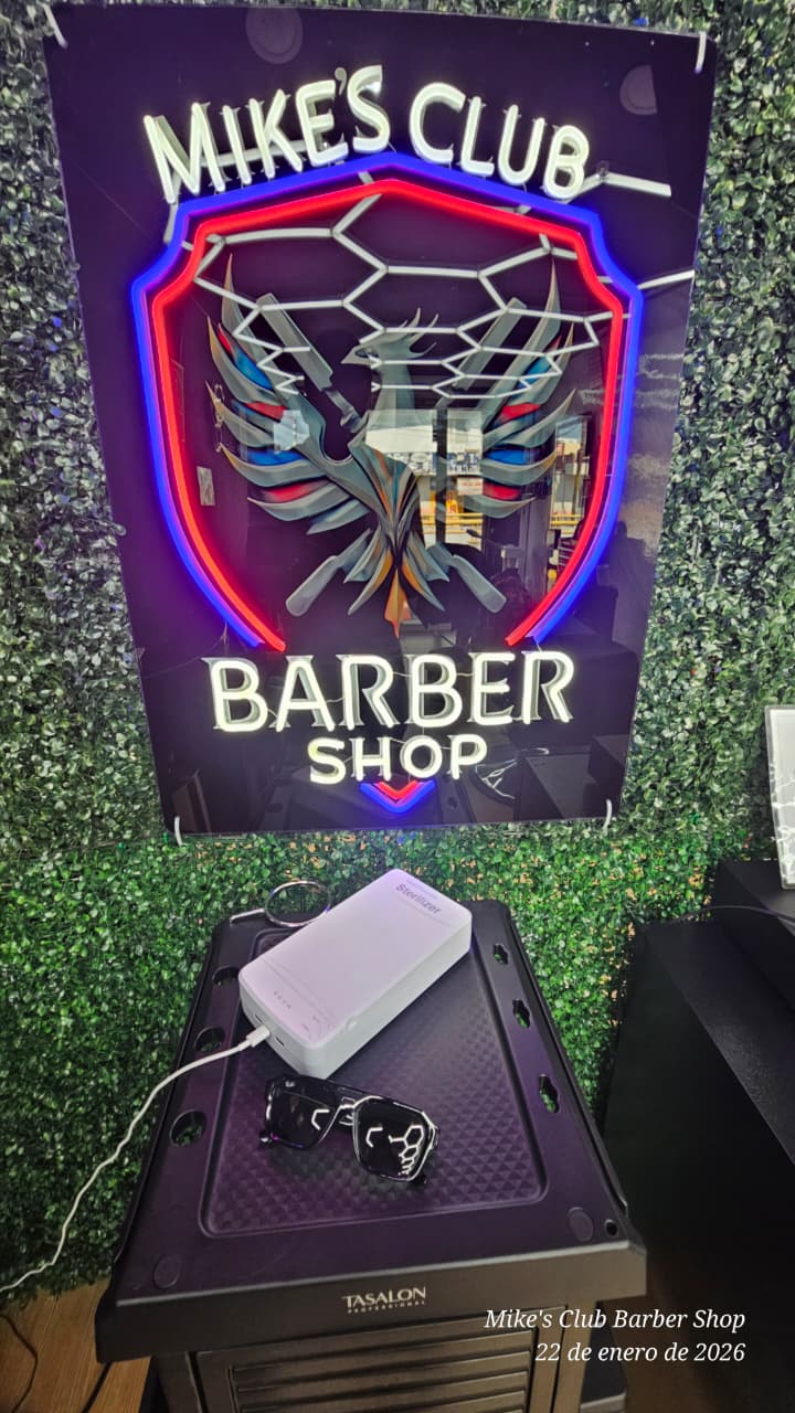 Letrero neón Mike's Club con iluminación